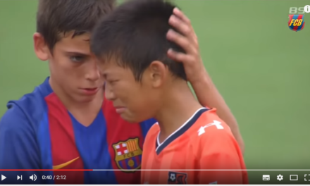 VIDEO – Il fairplay in una grande squadra si insegna fin da piccoli: l’esempio del Barça