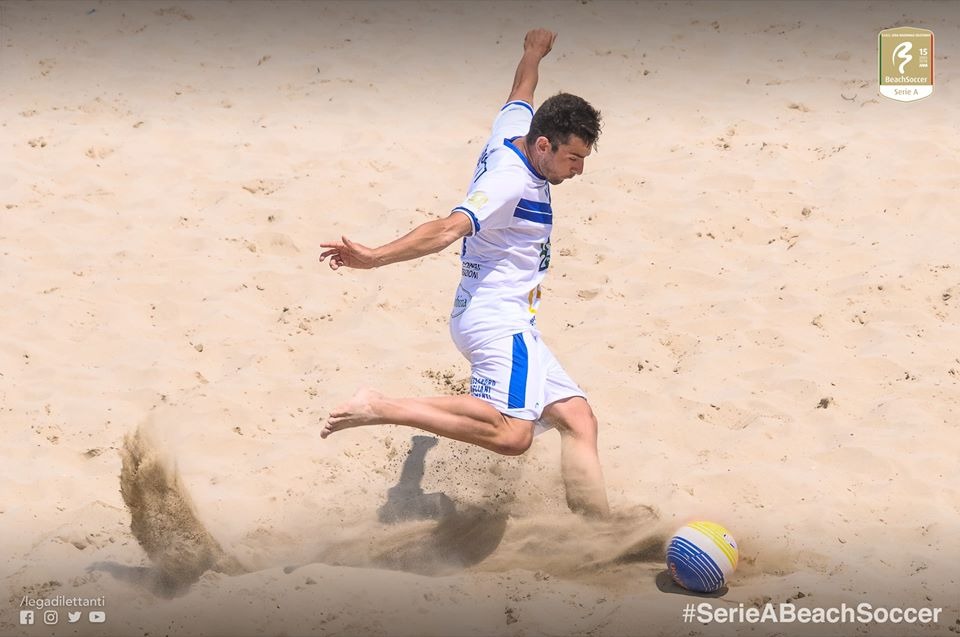 Sabbia bollente per la Serie A di Beach Soccer: mamma mia che gol del Killer Rossetti!